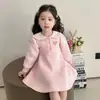 Vestido Estiloso de Manga Longa para Meninas Estilo Primavera/Outono 2026 Bebê Fofo Vestido Polo da Moda Estilo Coreano Roupas de Outono para Crianças Pequenas