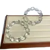 Pulsera popular al por mayor de cristal blanco imitación natural forma libre cristal transparente, pulsera de oso fresa de cristal blanco moderna y versátil para mujer