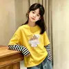 Camiseta de manga comprida para meninas, novo estilo 2026, para crianças mais velhas, feita de algodão puro, moda infantil, blusa para primavera e outono, gola redonda, camada base, design falso de duas peças