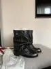 Botas de plataforma em couro com solas grossas, design de perna larga e salto bloco, apresentando estilo cowboy western, salto robusto e detalhe de fivela de cinto.