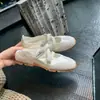 Tênis Casuais Femininos Versão Couro da Mãe Uva com Aumento Interno de Altura, Tiras Cruzadas e Fechamento em Velcro, Sapatos Mary Jane de Ballet