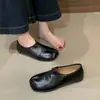 Sapatos baixos retrô de bico dividido para mulheres, novos sapatos slip-on de couro preto para o outono de 2026, mocassins estilo britânico para o dia a dia