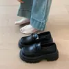 Sapatos Mocassins Estilo Britânico Novo Estilo para Pessoas Baixas Sola Grossa Salto Bloco Sapatos Pequenos de Couro Feminino 2026 Sapatos de Uma Peça para Pessoa Preguiçosa Slip-on Preto
