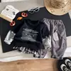 Traje casual estilo coreano para niños de uno a cinco años, nuevo conjunto de tres piezas falso estampado patchwork de manga larga de otoño, moderno