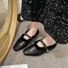 Pantuflas peludas de estampado de leopardo estilo francés para mujer, nuevo modelo otoño e invierno 2026, mules cerrados adornados con cadena, zapatos de algodón afelpado