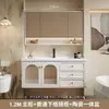 Sencillo tocador de baño rústico estilo francés, que incluye un mueble para lavabo y lavabo integrado