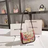Una generación de bolsos de sillín de diseño pequeño con contraste de color para graffiti, bolso de hombro/axila de alto diseño 2024 venta al por mayor