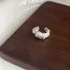 Diseño de nicho viento frío textura irregular clip para hueso de la oreja Diseño único de nicho aretes de alto sentido aretes