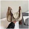 Bolsa de Design de Nicho em Forma de Meia-Lua Feminina 2025 Novo Estilo Coreano Retrô Ombro Único Transversal Pequena Bolsa Estilo Ocidental Bolsa de Dumpling Transfronteiriça