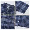 Camisa Bordada com Flores Xadrez Retrô e Letras com Contas de Manga Curta para Homens, Nova Blusa Casual Solta Estilo Americano para Primavera e Verão