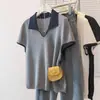 Camiseta de punto de manga corta con cuello polo de color block estilo coreano, sensación de alta gama para verano, holgada y estilizada, top casual de moda para mujer