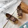 Sapatos casuais da moda e versáteis para meninas, nova coleção primavera/outono 2026, sapatos de couro com sola macia para crianças, estilo Mary Jane para crianças mais velhas