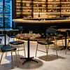 Mesa alta de bar de lujo ligero con sillas tapizadas, diseño minimalista moderno para un bar o pub, mesa y sillas negras y doradas, elegante mesa y sillas de comedor para cafetería
