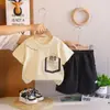 Pantalones con Bolsillo de Solapa para Niños y Niñas Camiseta de Manga Corta Traje Casual Nuevo Estilo Verano 2026 Ropa de Moda para Niños Bebés Conjunto de Dos Piezas
