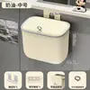 Cubo de basura de pared para uso doméstico, con tapa, diseñado para colgar en gabinetes, específicamente para residuos de cocina, y adecuado para usar en baños