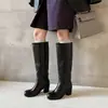 Botas de cano alto da moda estilo britânico de 7 cm, novo modelo outono e inverno 2026, bico redondo, salto grosso, botas de montaria slip-on para mulheres