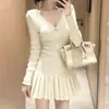 No Outono e Inverno, o Estilo Gentil de uma Menina Rica é Muito Estiloso e Fica Ótimo, com um Toque de Luxo, e um Vestido Curto Delicado de Tricô para Figuras Baixas
