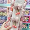 Lindo Moño de Tela Rosa a Cuadros con Borlas y Cerezas Pequeñas Pinza para el Cabello Infantil, Pasador para Bebé, Pinza para el Flequillo de Estudiante