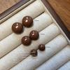 Aretes de perla estilo Maillard de pan de chocolate al vapor diseño de nicho femenino sentido de diseño moda temperamento aretes combinables aretes