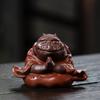 Té de arena púrpura Yixing, mascota, sapo, hada, decoración, túnica roja, escultura de sapo dorado de tres pies de la suerte, accesorios, juego de té, regalo al por mayor