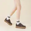 Zapatillas blancas de suela gruesa 601 para mujer, nuevo modelo otoño 2025, zapatillas deportivas de tendencia de caña baja que aumentan la altura, zapatillas casuales en stock