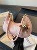 Bolso de axila para mujer, popular bolso de hombro de nicho para primavera y verano 2024, versátil, tejido, de moda, estilo occidental.