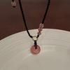 Collar de cuerda negra con colgante tejido con hebilla de seguridad de cristal de fresa para mujer, cadena de clavícula de verano, diseño ligero de lujo de alta gama, cordón Sense