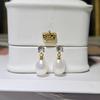 Pendientes de perlas Zhuji S925 con circonitas verdes esmeralda, pequeños y exquisitos pendientes de perlas naturales de agua dulce para mujer.