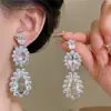 Aretes de aguja plateada con diamantes, borlas geométricas de perlas, ultra brillantes, lujosos y exquisitos, personalizados y elegantes, aretes de alta gama