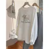 Camiseta de manga larga para mujer hecha de tejido cepillado DeRong, de longitud media, combinada con pantalones de tiburón engrosados, top de camiseta base blanca para otoño