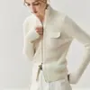 Colección Otoño/Invierno 2026 de Bai Cai Rong: Cárdigan de punto estilo europeo con cuello alto y cremallera, una prenda exterior a rayas de alta gama y a la moda