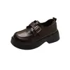 Mocassins femininos de sola grossa 2026 novos sapatos femininos primavera/verão sapatos pretos de couro simples estilo retrô para combinar com saias sapatos de couro pequenos estilo britânico