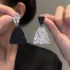 Pendientes de plata con luz de aguja, de lujo, de circonita negra de alta gama, con un toque de amor, pendientes geométricos de temperamento nicho, con un diseño único y sentido del humor.