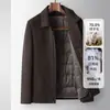 Chaqueta de otoño e invierno para hombre con cuello alto, cierre de cremallera, forro de plumón desmontable y un diseño corto de estilo business, adecuada para hombres jóvenes y de mediana edad, que proporciona calidez y cuenta con una capa exterior de lana.