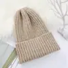 Gorro tejido grueso de invierno al por mayor suministro directo ins cuerpo ligero celebridad de internet gorro de lana simple moda gorro con forro polar para mujer