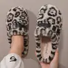 Chinelos de Algodão Fechados com Estampa de Leopardo e Pelúcia para Mulheres, de Inverno com Acabamento em Couro e Fivela de Metal, Chinelos Peludos Antiderrapantes para Casa no Inverno