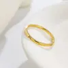 Anillo Sencillo de Lujo Ligero Más Vendido Transfronterizo con Incrustación de Diamante, Acero Inoxidable Electroplateado al Vacío, Anillo Personalizado de Estilo Nicho, Venta al Por Mayor Directa de Fábrica