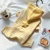 Ropa nueva para perros de cuatro patas, suave y acogedora, con estampado de estrellas a rayas y capucha, para otoño e invierno, venta al por mayor para perros pequeños y medianos, ropa cálida para el hogar
