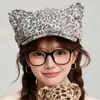 Nuevo sombrero para mujer con estampado de leopardo y orejas de gato, gorra octogonal, estilo retro japonés, boina adelgazante, sombrero lindo y versátil