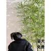 Instalações comerciais de bambu artificial, de 1,2m a 4,5m em vários tamanhos, adequadas para uso interno e externo em shoppings e showrooms.