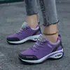Nuevos zapatos deportivos casuales de primavera y otoño transfronterizos para mujer, zapatos de exterior con amortiguación de aire y suela gruesa, zapatos de viaje para madres de mediana edad.