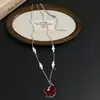 Collar Colgante de Caballo Red Velvet con Micro-Adornos de Perlas para Mujer, Cadena Larga de Suéter Única y Moderna