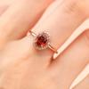Anillo de celebridad de internet en vivo con incrustaciones de anillo de granate imitación natural color rojo paloma de 7x9 mm para mujer, chapado en oro rosa