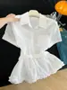Camisa Única de Estilo Francés con Cuello Polo de Manga Corta, Nuevo Modelo Verano 2026, Dobladillo con Lazo en la Cintura y Encaje, Top de Alta Gama