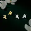 Aretes de hoja de plata pura s999 para mujer, aretes de hoja versátiles estilo bosque de lujo ligero, accesorios para orejas de alta gama de nicho, nuevos y modernos