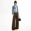 Traje de mezclilla para mujer con una chaqueta corta de color azul jade, desgastada, lavada y arrugada, y pantalones largos de color café marrón, más pantalones extra largos de seda helada color café marrón