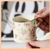 Caneca Floral de Luxo Leve Estilo Europeu, Alto Valor Estético, Xícara de Café Vintage para Uso Doméstico, Cerâmica Dourada Estilo Ins para Chá da Tarde