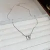 Lujo Ligero Nicho Moda Versátil Colgante Gama Alta Cadena para Clavícula de Nácar Diseño de Nicho Collar con Letra Fabricante Venta al por Mayor