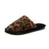 Chinelos peludos femininos para uso externo, chinelos de algodão para casa, sola plana, moda 2026, bico fechado, estampa de leopardo, quentes, novo estilo de inverno, adulto