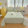 2026 Novo Estilo Liso Tecido Grosso Xadrez Lençol de Cama Tapete Refrescante Macio Lençol de Cama Fronha Conjunto de Três Peças Nova Textura de Areia Fina Atualizada